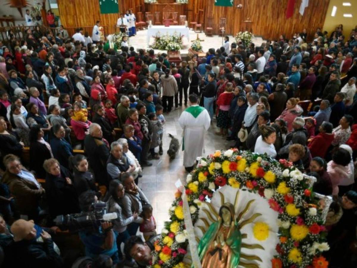 Mexicanos empiezan a enterrar a 79 víctimas de explosión de ducto  