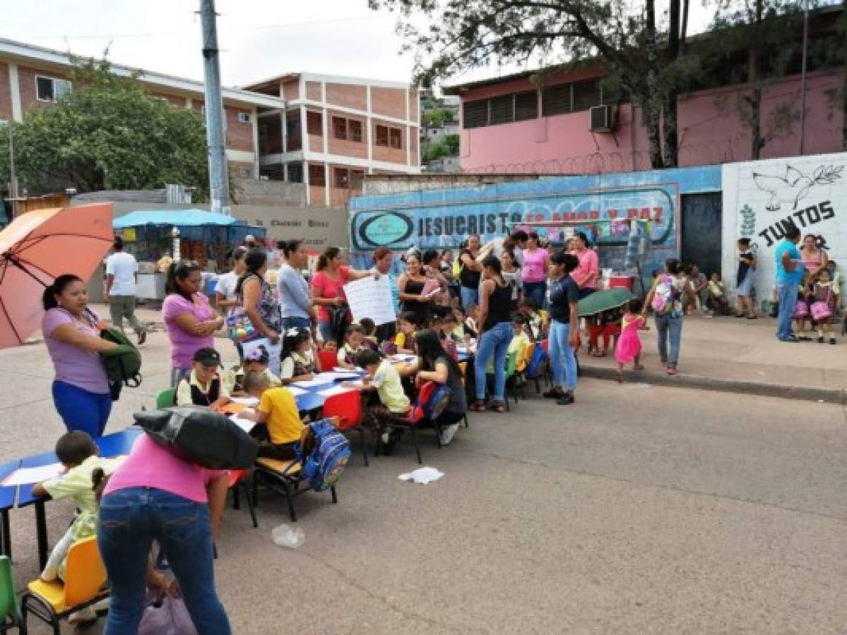 Niños reciben clases en la calle para exigir reparación del kínder
