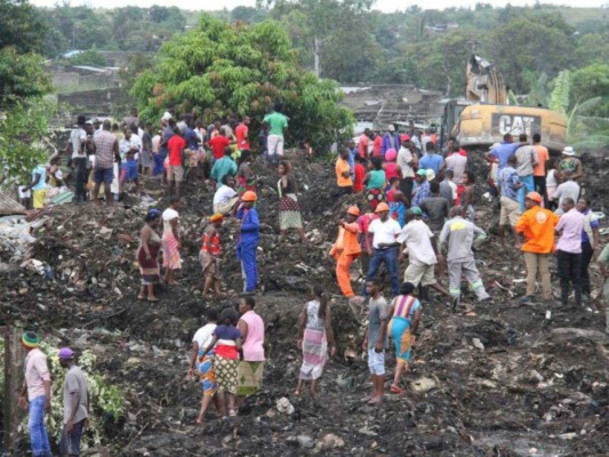 Unos 17 muertos al colapsar montaña de basura en Mozambique