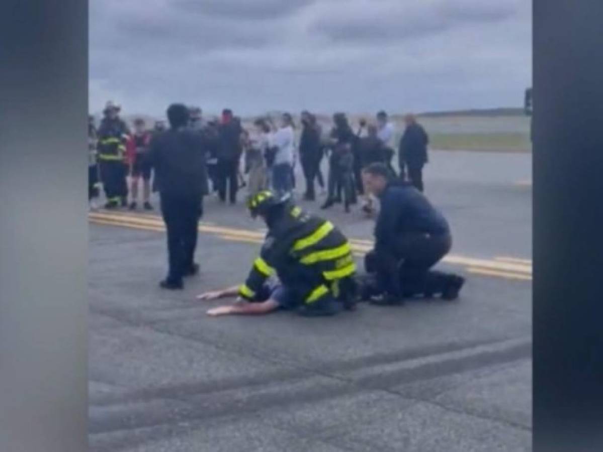 Pasajero obliga a evacuar de emergencia un avión en Nueva York