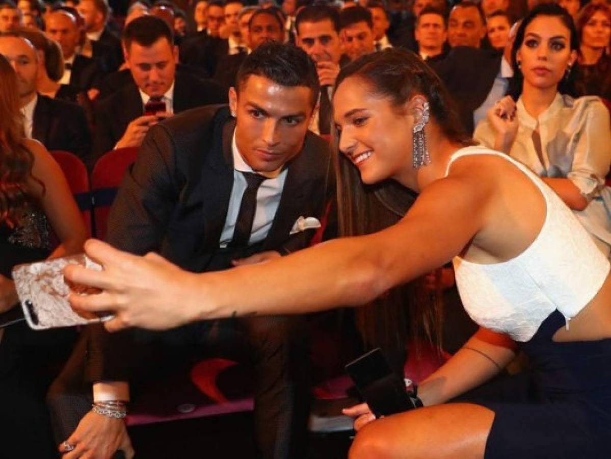 El incómodo momento en el que Georgina se molesta tras la selfie de CR7. (Foto: FIFA.com)