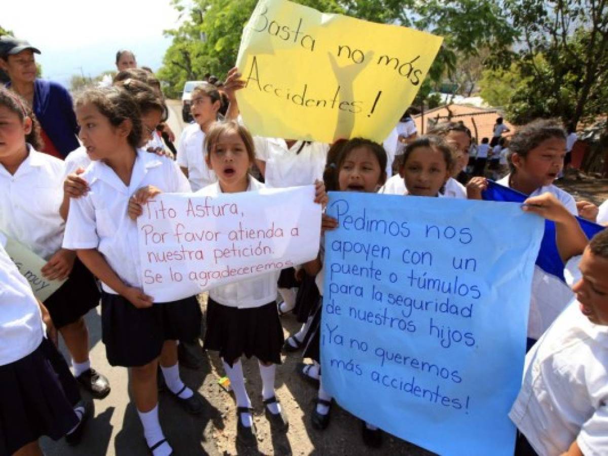 Escolares exigen la construcción de puente peatonal en la capital de Honduras
