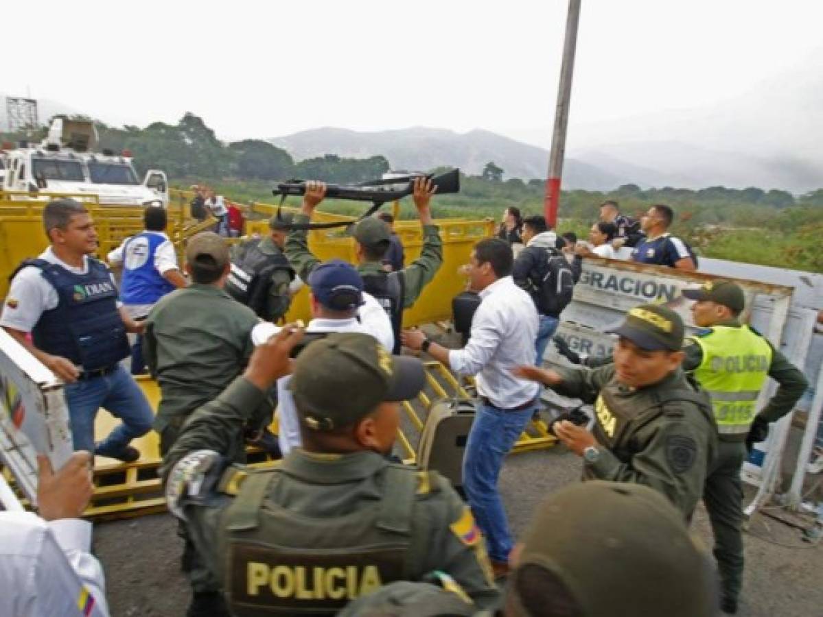 Los guardias militares impactaron una tanqueta contra los retenes para poder cruzar a Colombia. (Foto: El Comercio)
