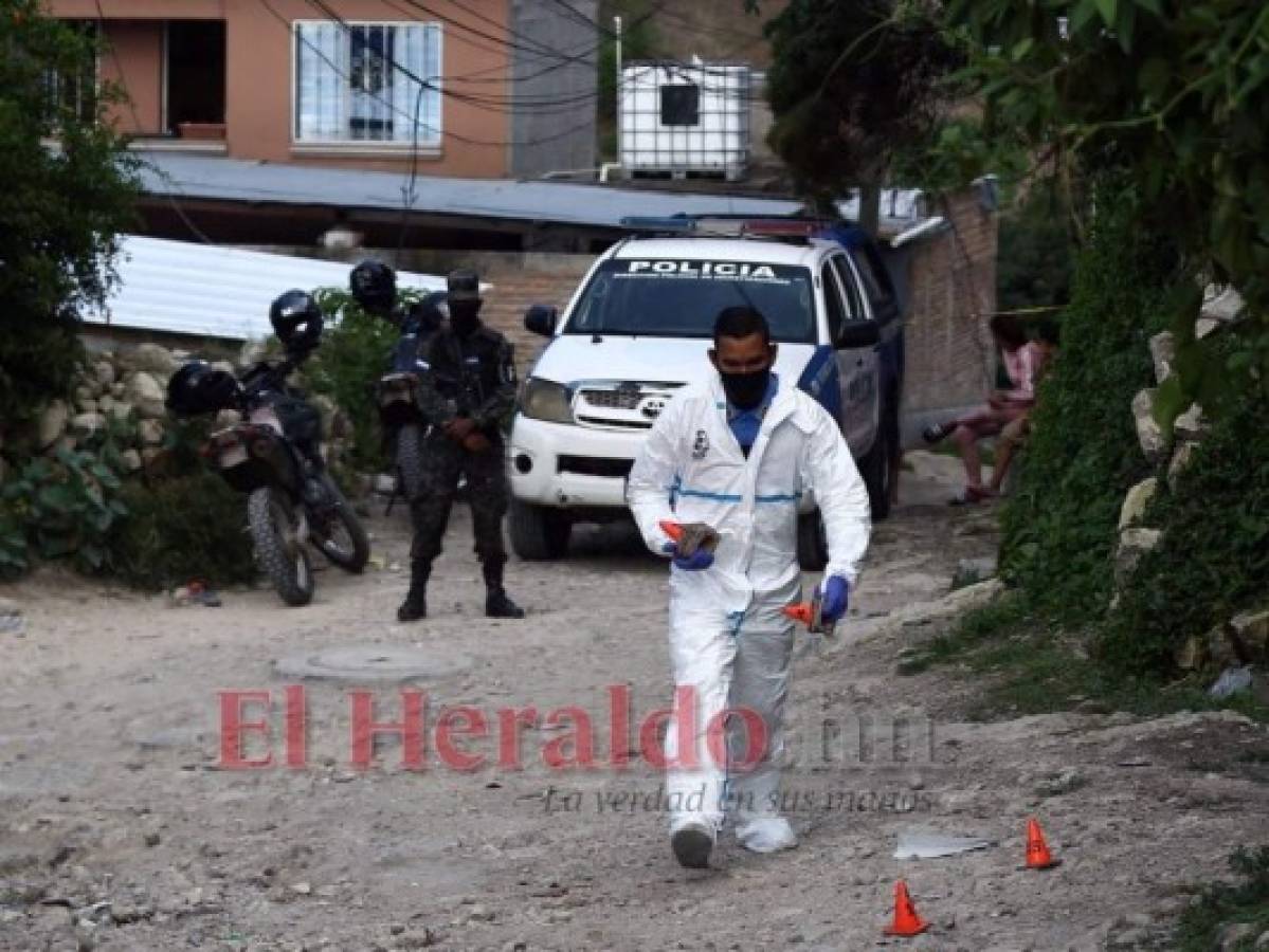 Un agente de la Dirección Policial de Investigaciones (DPI) identifica los casquillos de bala que quedaron en la escena. Foto: Emilio Flores/ EL HERALDO.