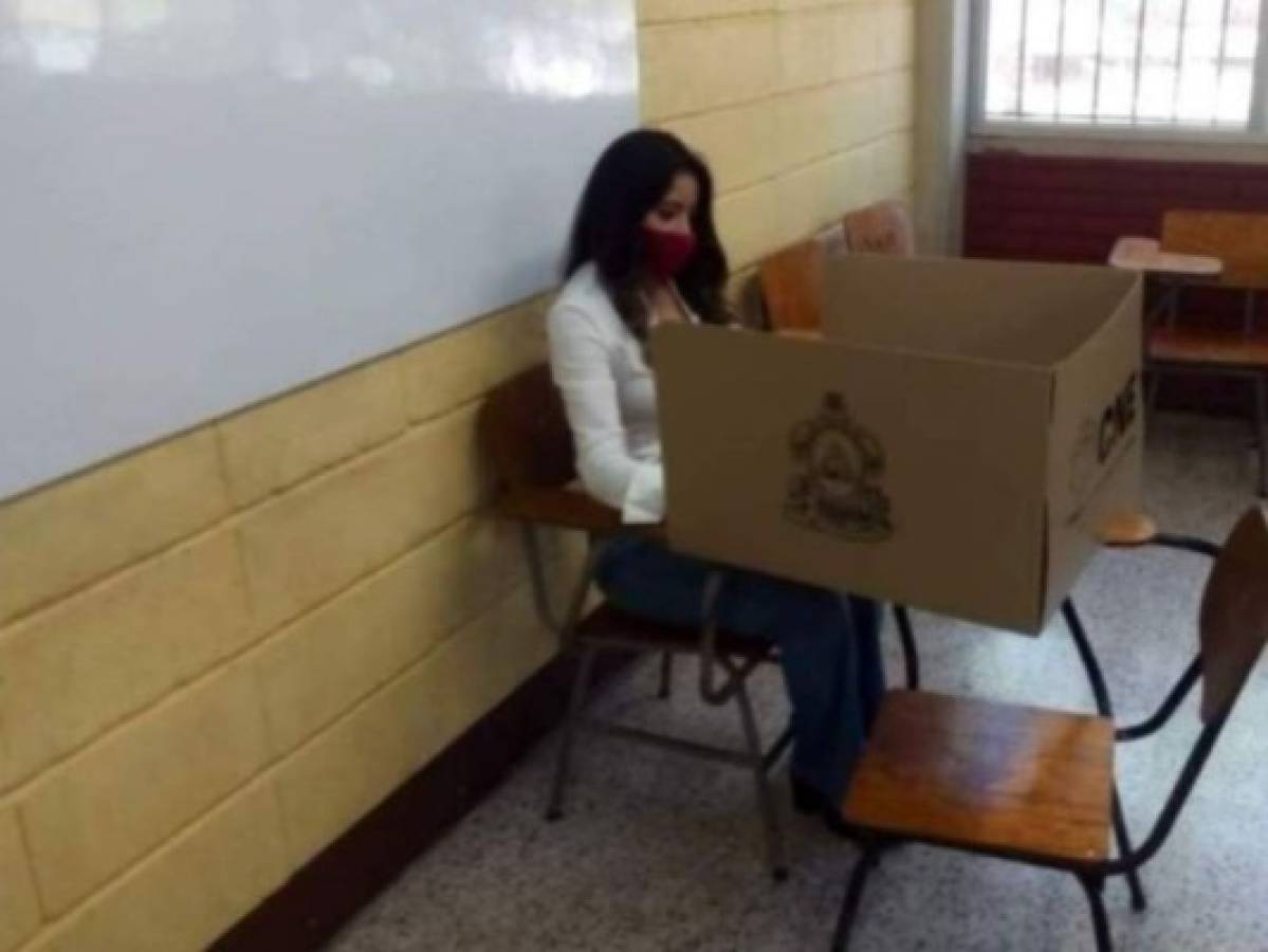 FOTOS: 'Pichu Zelaya', precandidata a diputada, votó en UNAH