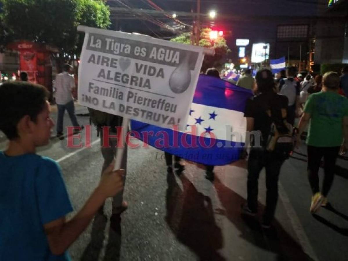 Marchan contra polémico proyecto habitacional en La Tigra