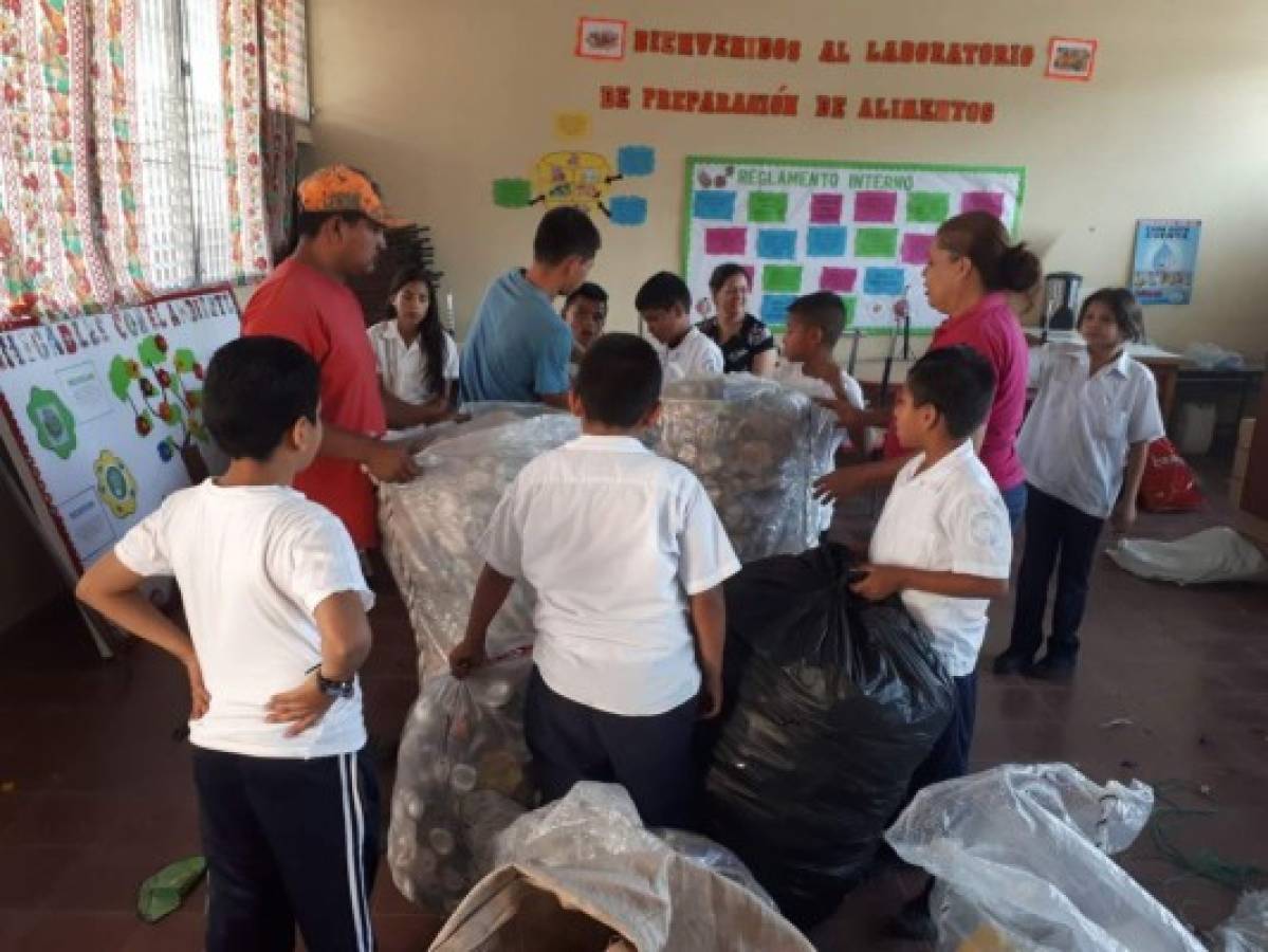 Un éxito la venta de materiales reciclados en la Escuela Doctor Jorge Roberto Maradiaga