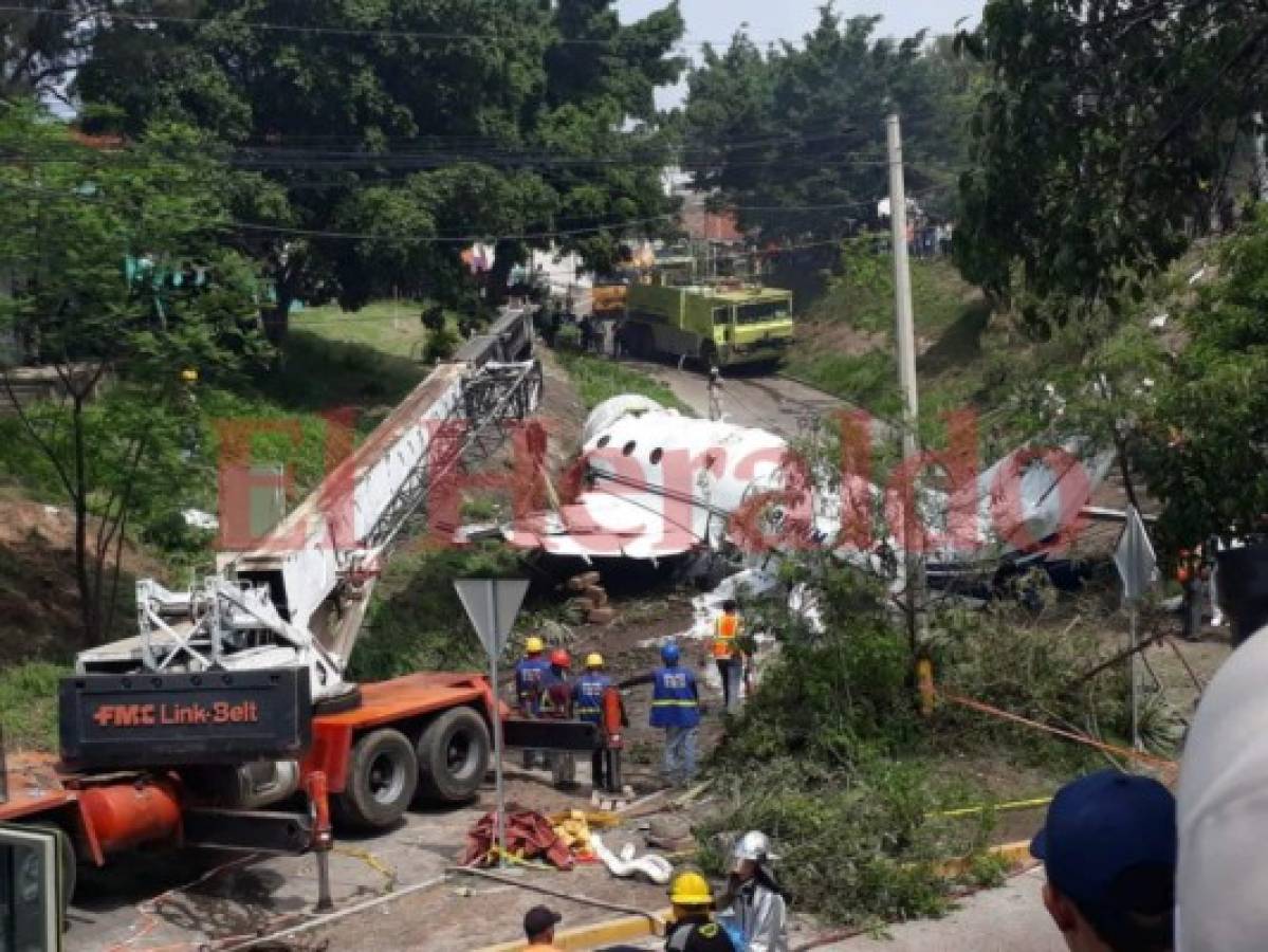 Comienzan a retirar los escombros del avión que se salió de la pista del aeropuerto Toncontín
