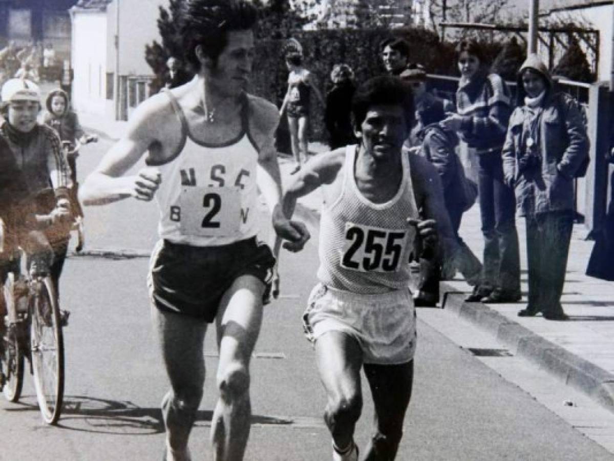 A la derecha y con el número 255, en una carrera en Colonia, Alemania, en 1977. Clovis corría en 5,000, 10,000 metros y maratones. Foto: El Heraldo