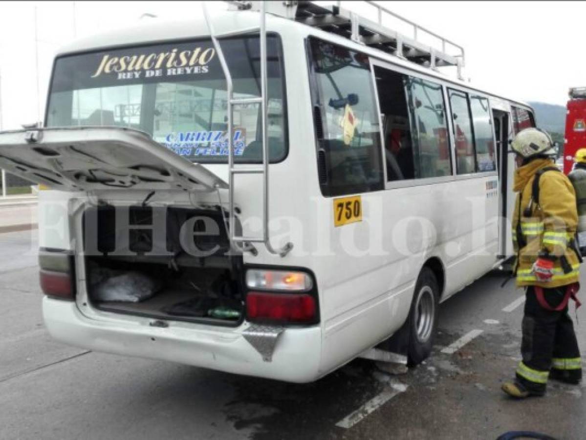 Un autobús toma fuego en el bulevar Suyapa de Tegucigalpa