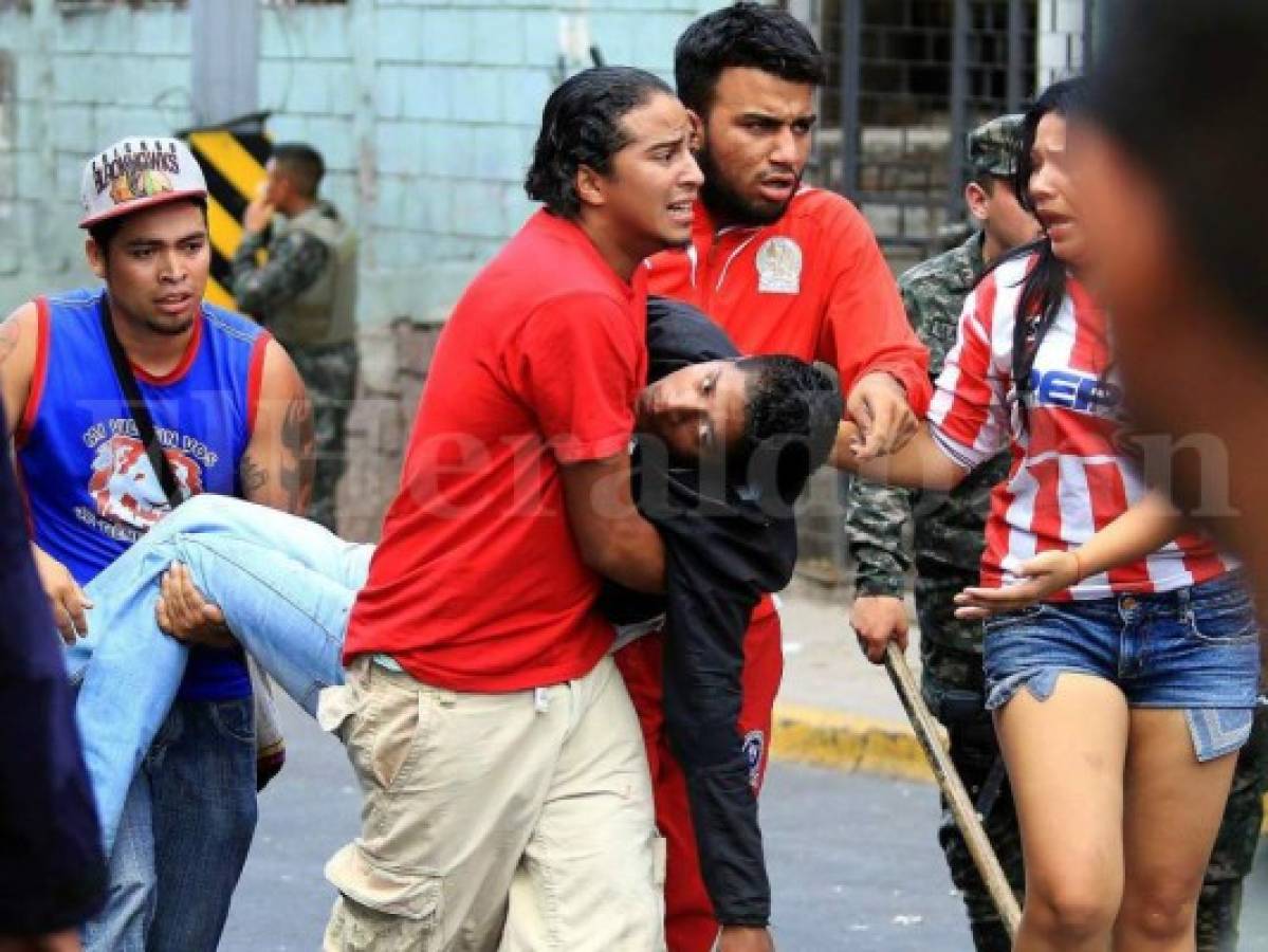 Suspenderán a policías que golpearon a barrista previo al duelo entre Motagua y Olimpia