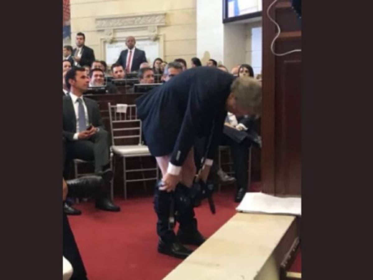 Senador se baja los pantalones y muestra el trasero en instalación del Congreso en Colombia