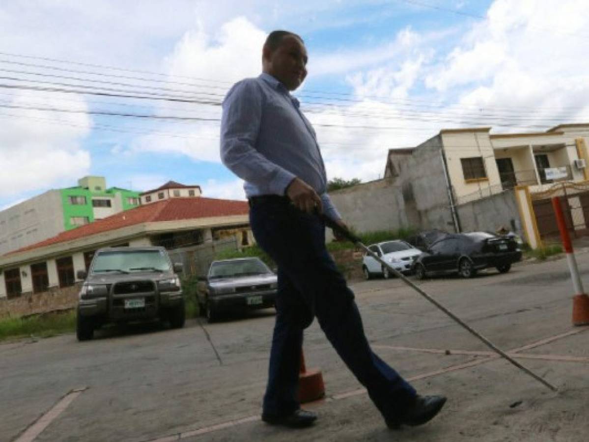 Luis Hernández, el periodista olanchano que se abre paso en la comunicación sin poder ver