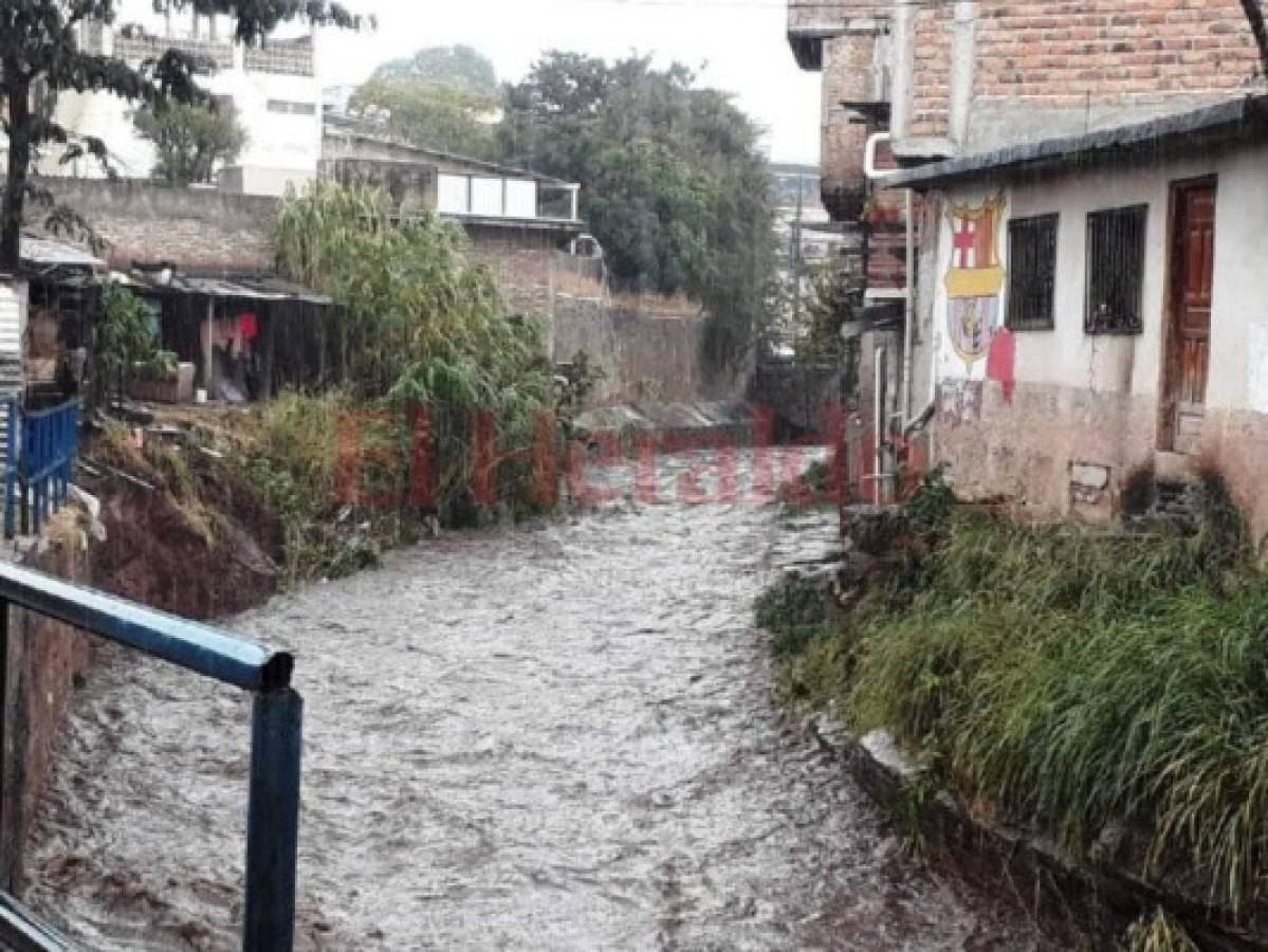 Sorpresivo aguacero deja calles inundadas y crecida de quebradas en la capital