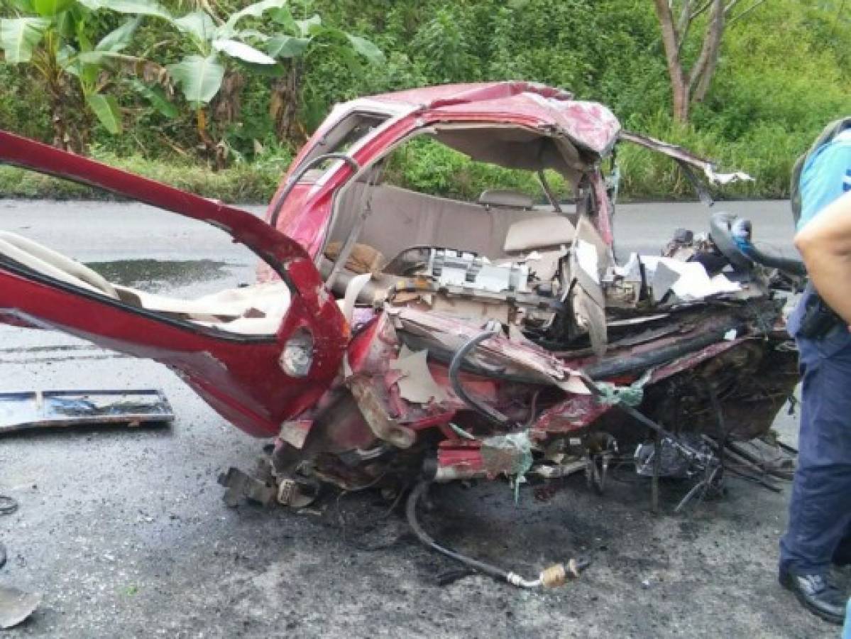 Cuatro personas muertas y al menos seis heridas en fatal accidente de tránsito en Tela, Atlántida