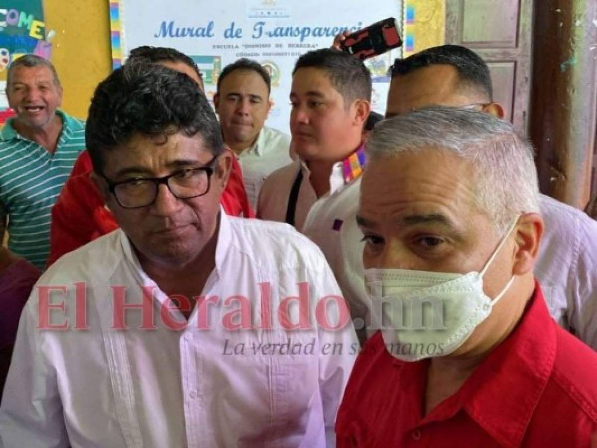 Yani Rosenthal acompaña a Quintín Soriano a votar en Choluteca