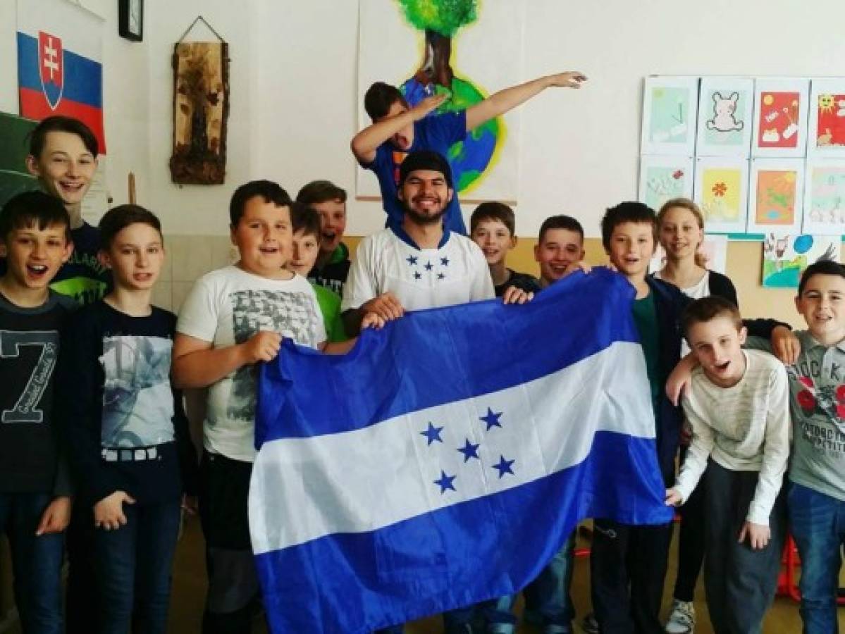 Oscar Madrid enseña español y la cultura hondureña a niños de Eslovaquia. Fotos Oscar Madrid.