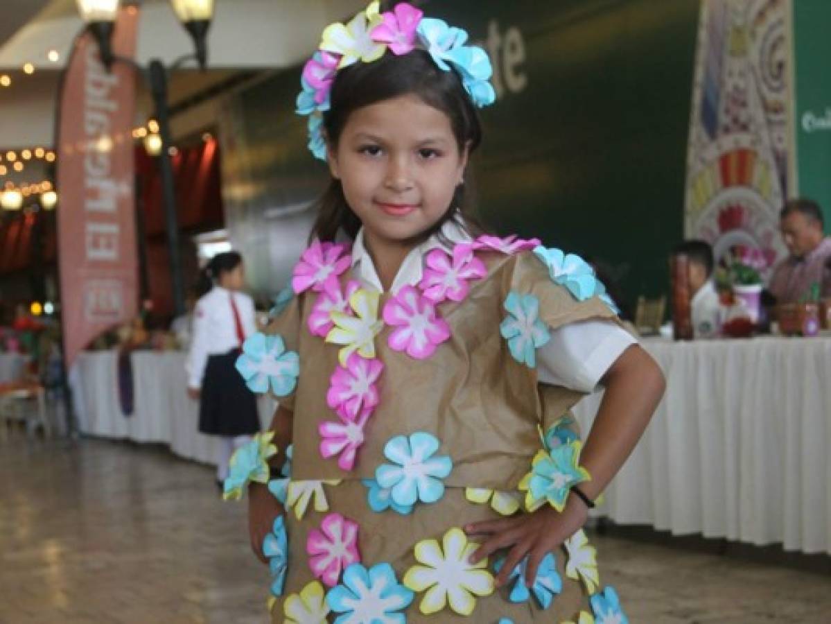 Coloridos vestidos y curiosos objetos en la Megaexpoferia del Reciclaje de EL HERALDO