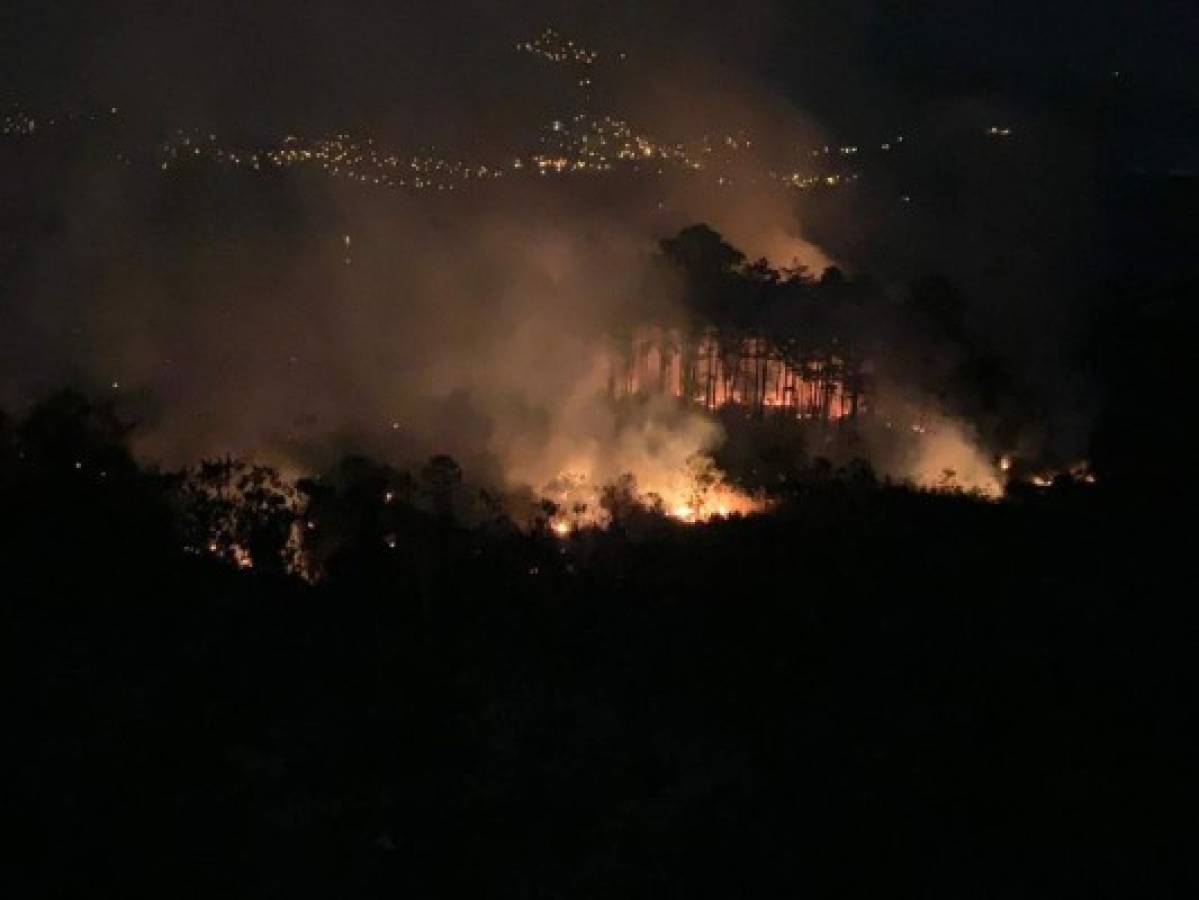 Cinco familias evacuadas por incendio en El Carpintero y El Hatillo