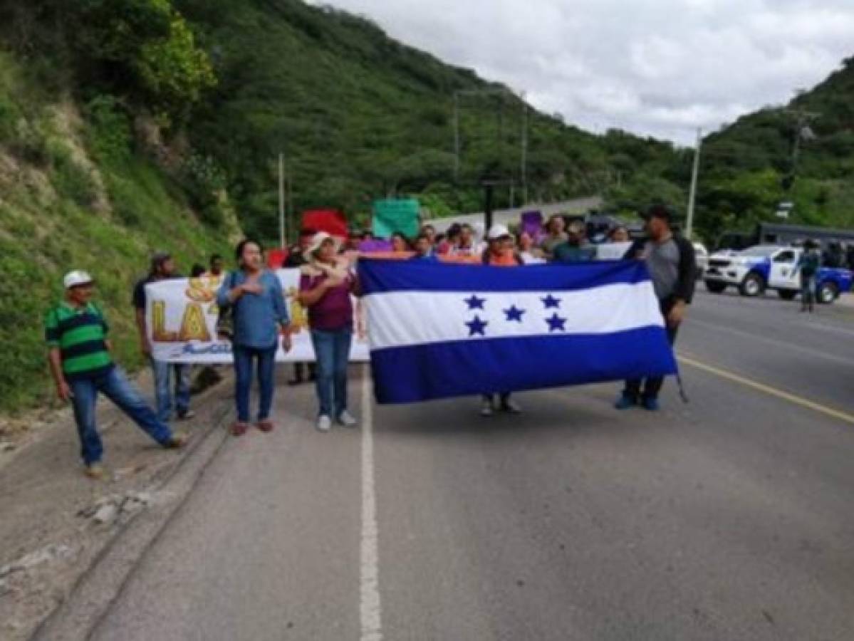 Pobladores de varias comunidades aledañas a La Tigra realizaron una movilización en la carretera que de Tegucigalpa conduce al departamento de Olancho. Foto: Cortesía Hoy Mismo.