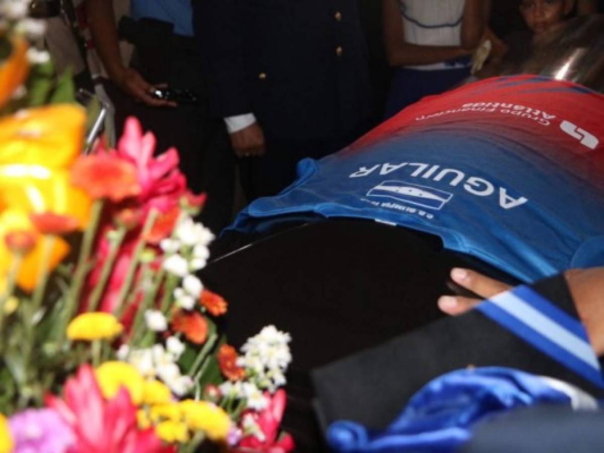 El féretro del policía fue adornado con la camisa del Olimpia y la Bandera de Honduras.