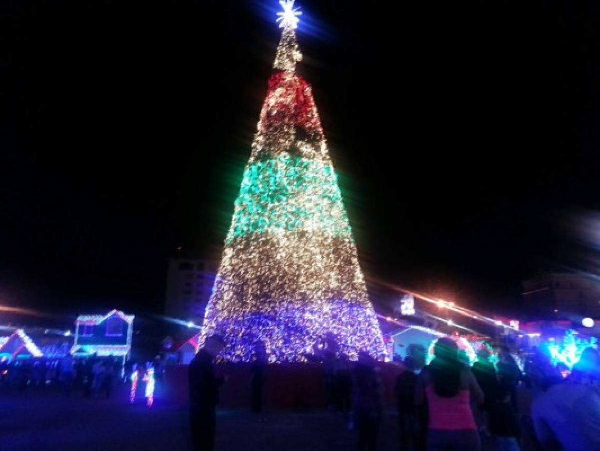 ¡ Gran espectáculo de luces! Inauguran Villa Navideña 2015 en Tegucigalpa