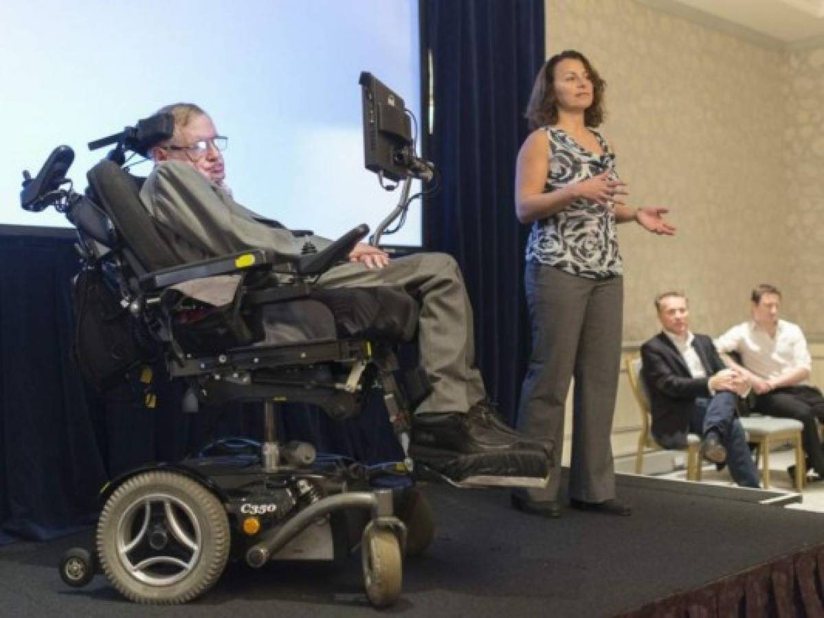 Subastan silla de ruedas de Stephen Hawking por millonaria suma 