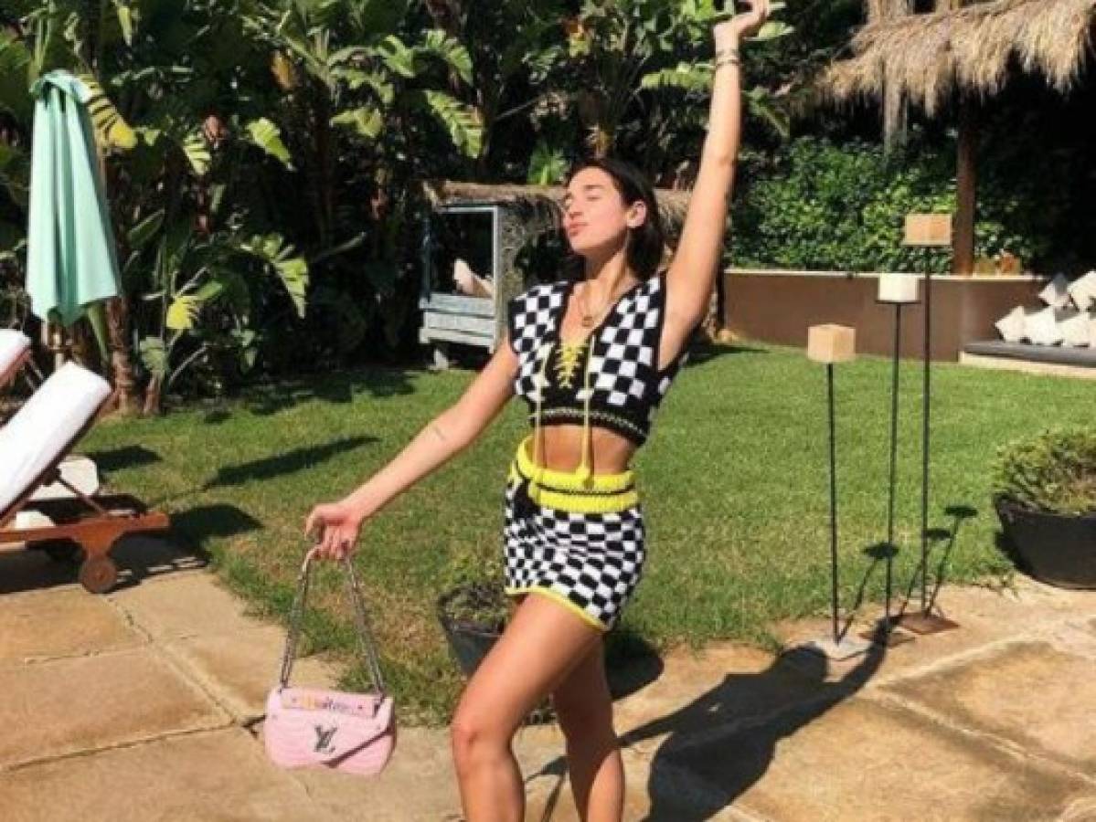 Dua Lipa cumple 23 años y hace divertida fiesta en Ibiza
