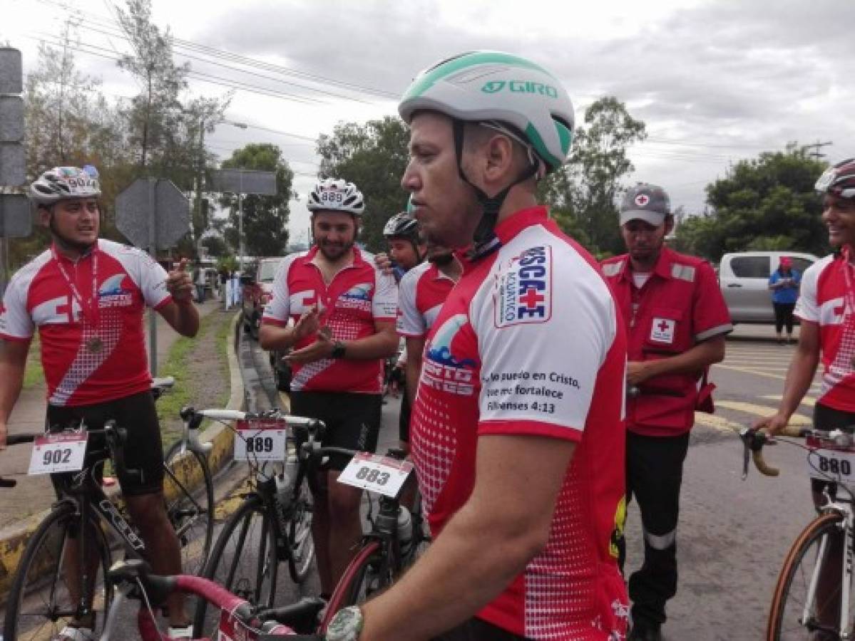 'La Roja Team', el equipo de la Cruz Roja que le pone nombre a sus bicicletas