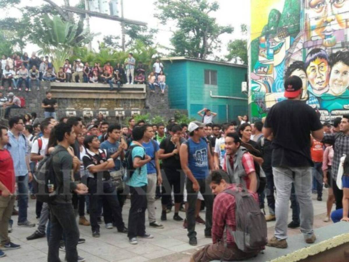 Estudiantes del MEU se movilizan y se toman más edificios en la UNAH