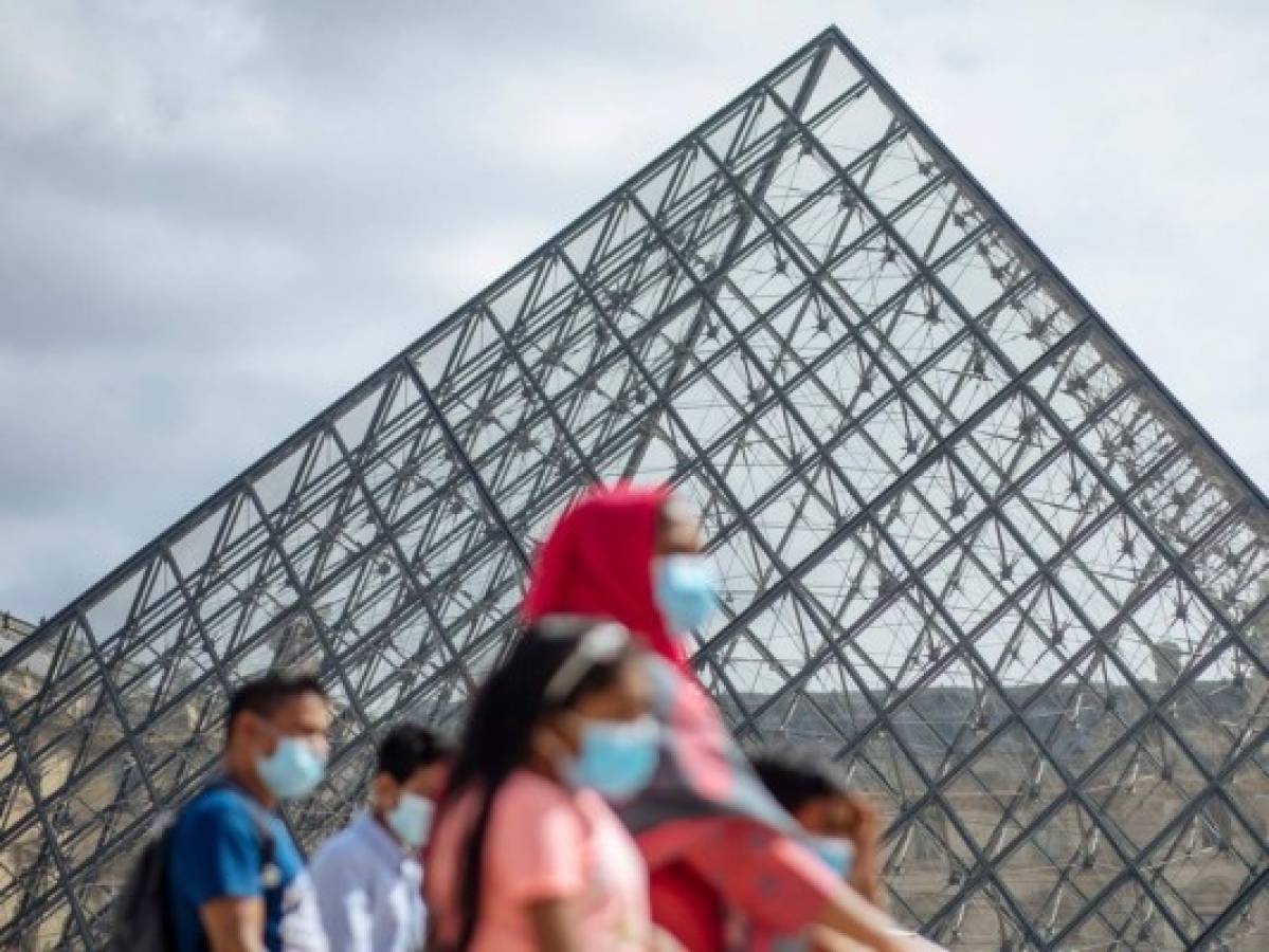 Francia vigila uso de mascarilla con policía antimotines