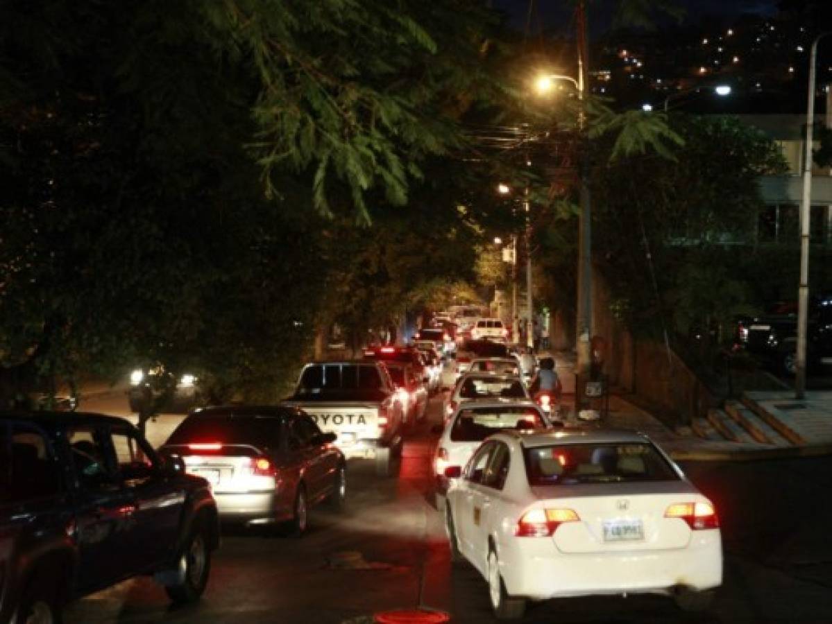 Unas 10 zonas de Tegucigalpa reportan extensas filas vehiculares