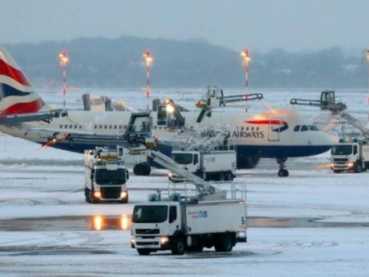 Nevadas provocan que España cierre pistas de aterrizaje y cancele vuelos