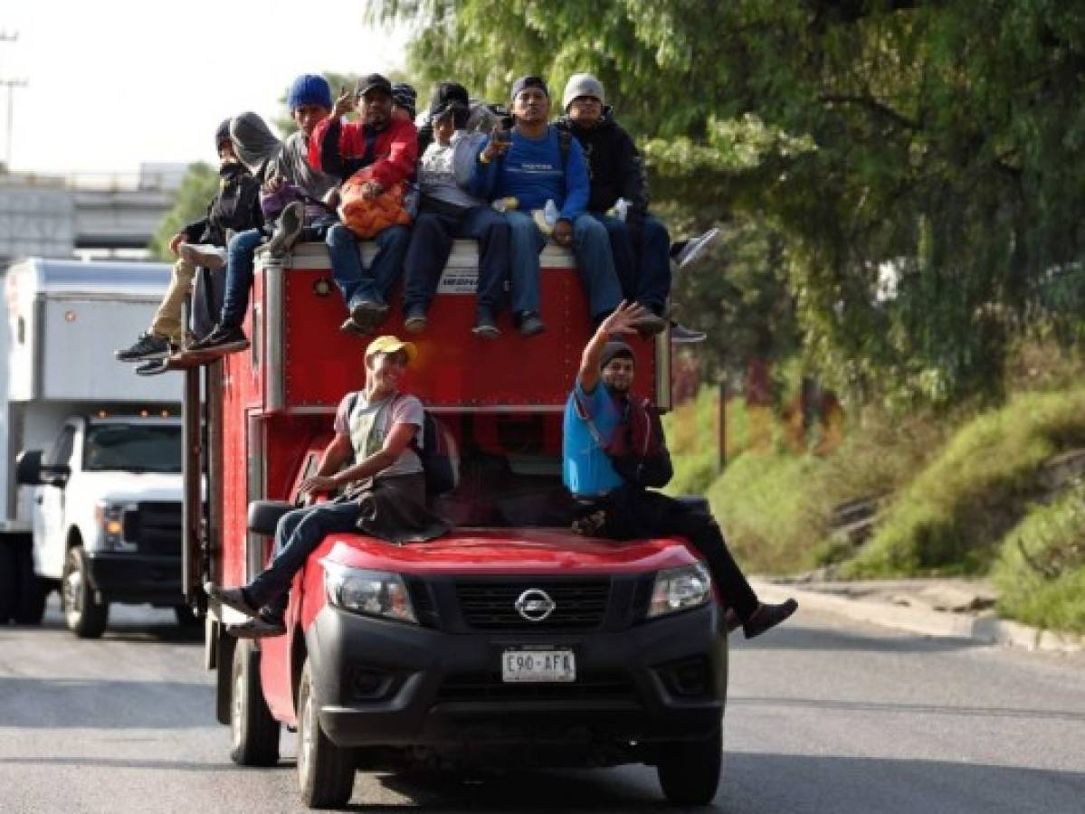 '¡Vamos p'alante!': 5,000 centroamericanos dejan capital de México y siguen hacia Estados Unidos  