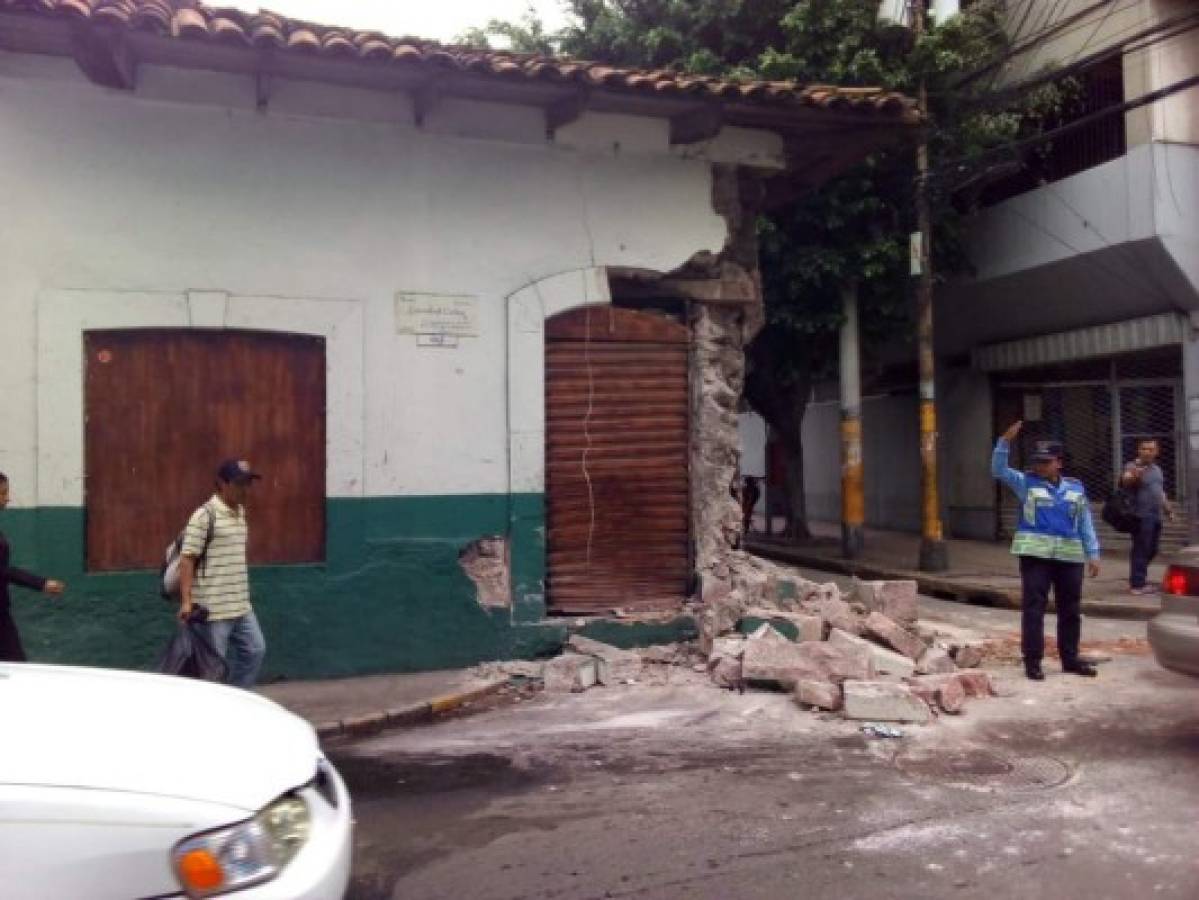 Vehículo impacta y destruye parte de fachada de bar Tito Aguacate
