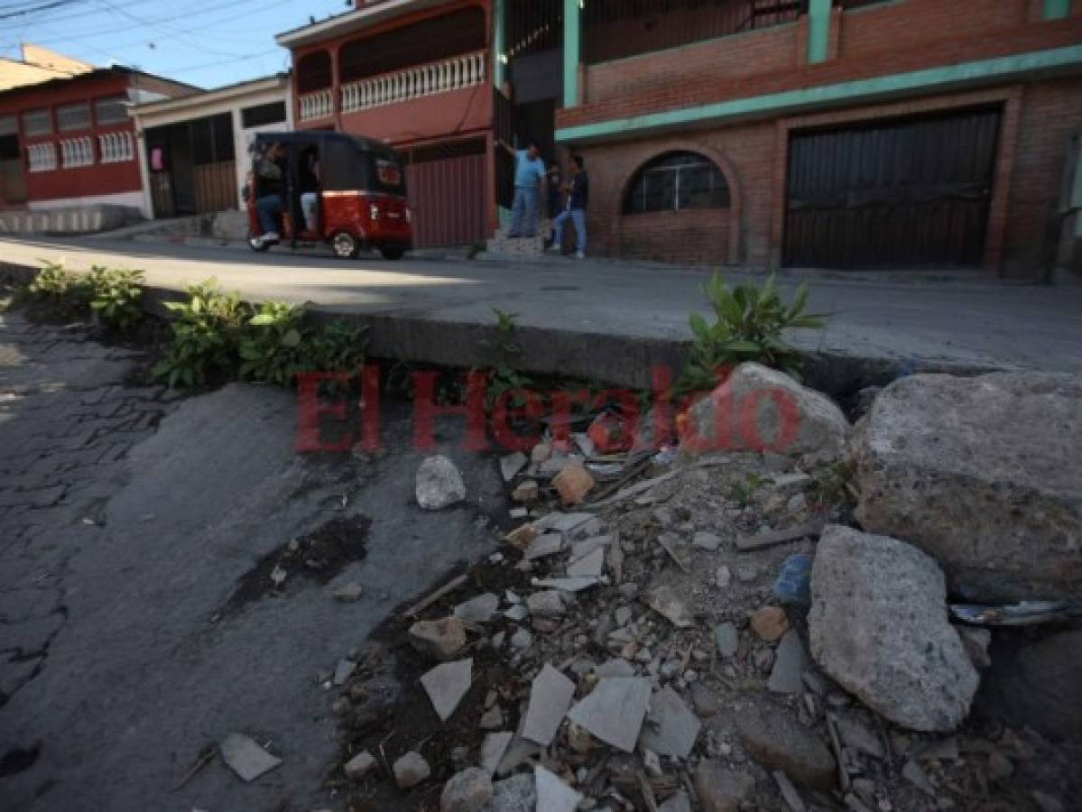 Ciudadanos preocupados por un tramo quiebracarros en el barrio Las Mercedes   