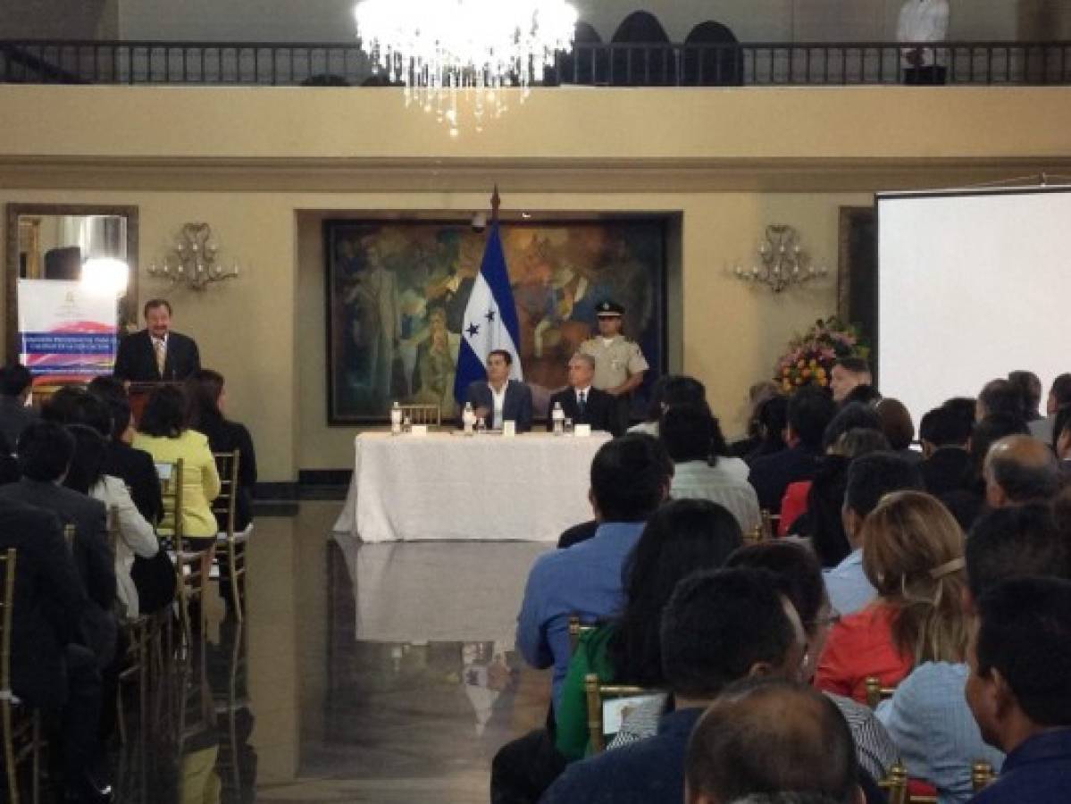 Presidente de Honduras realiza foro sobre descentralización educativa