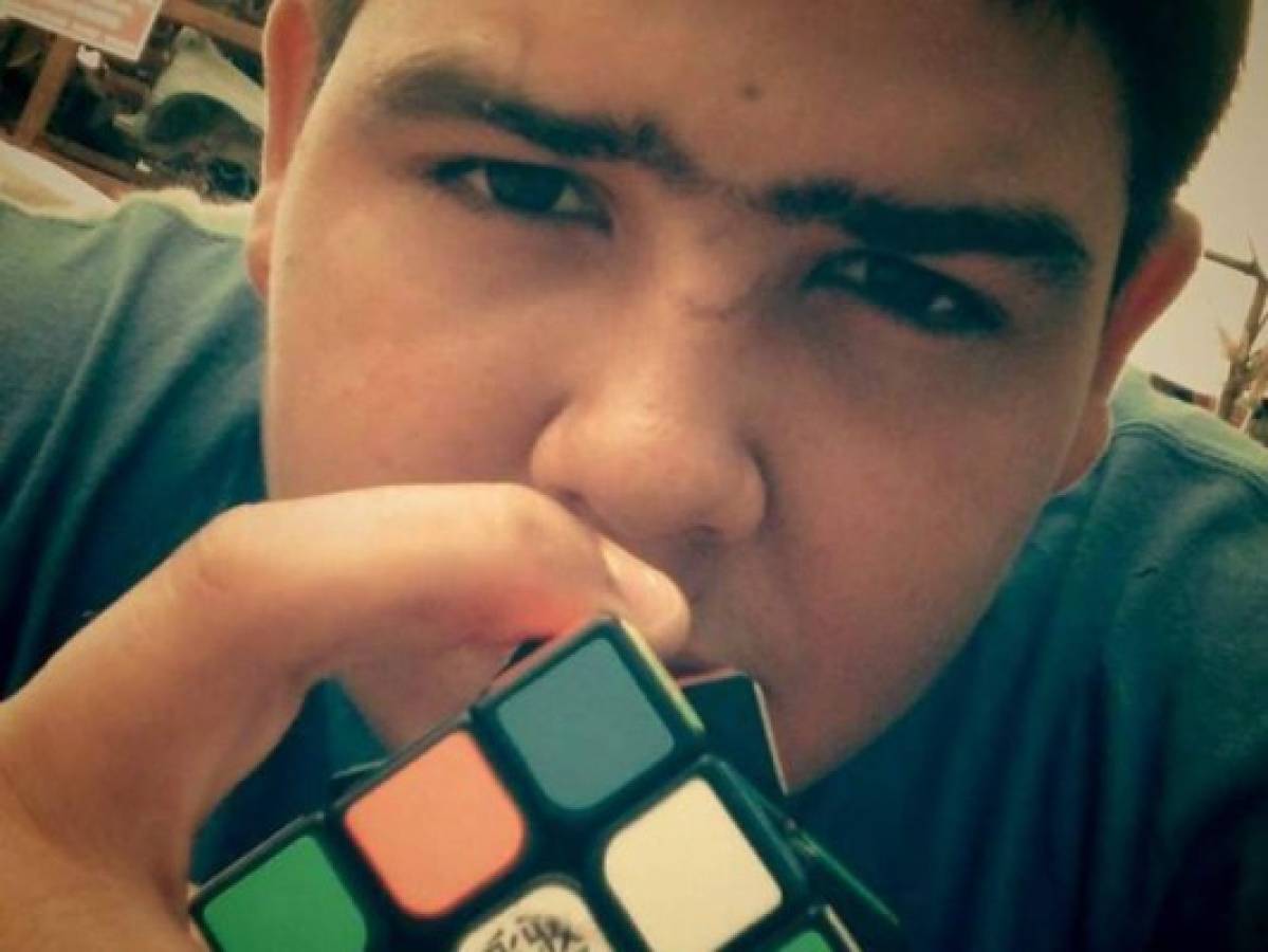 Hondureño resuelve cubo de Rubik en menos de 15 segundos