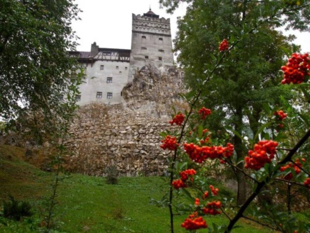 Covid y vampiros: castillo de Drácula se transforma en centro de vacunación