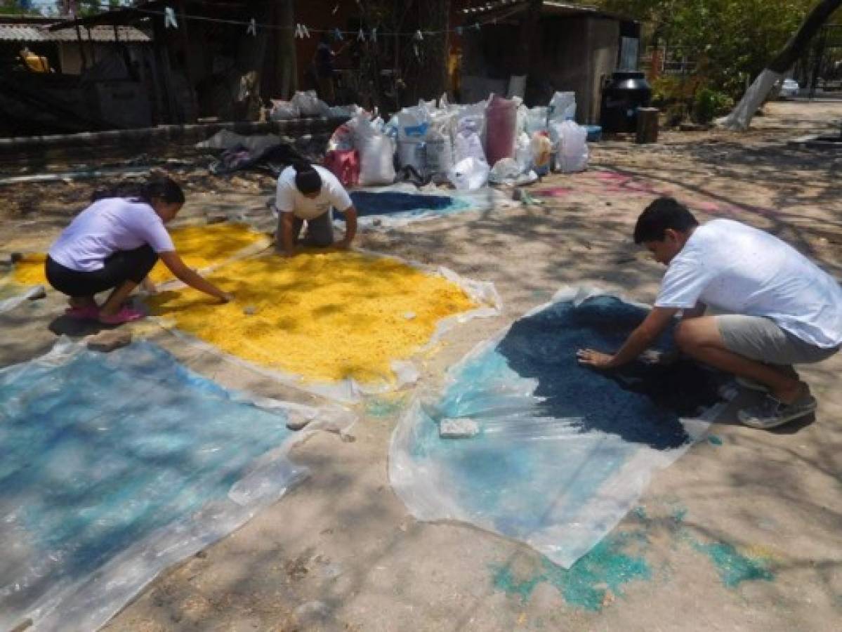 Luego de teñir el aserrín, se deja secar la mezcla al aire libre a fin de que los restos de la madera puedan absorber el color de la añilina. FOTO: Gissela Rodríguez