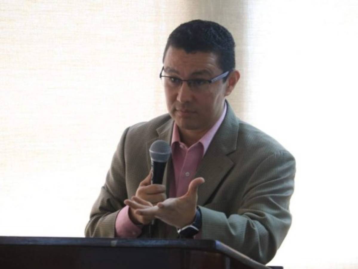 Ebal Díaz culpa a médicos de crisis por dengue en Honduras
