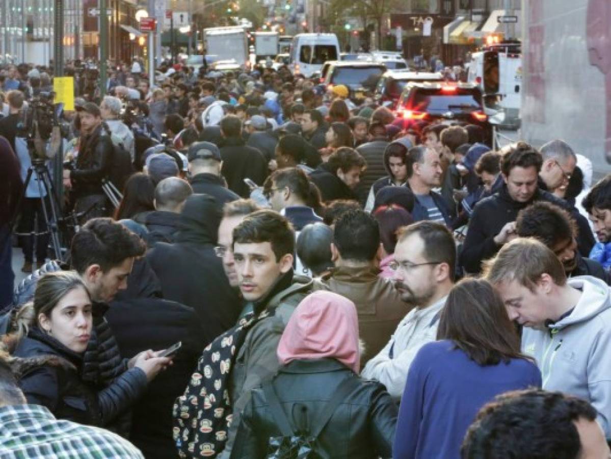 Inmensas filas de espera por la salida mundial del costoso iPhone X