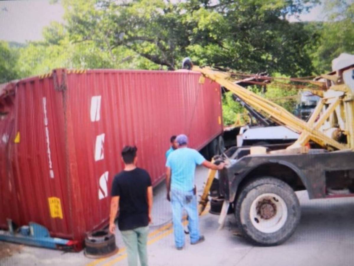 Conductor de rastra resulta herido tras accidentarse en la cuesta La Moramulca