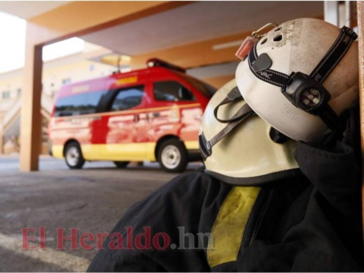 El apasionado por combatir las llamas se aferró a su uniforme de bomberos.