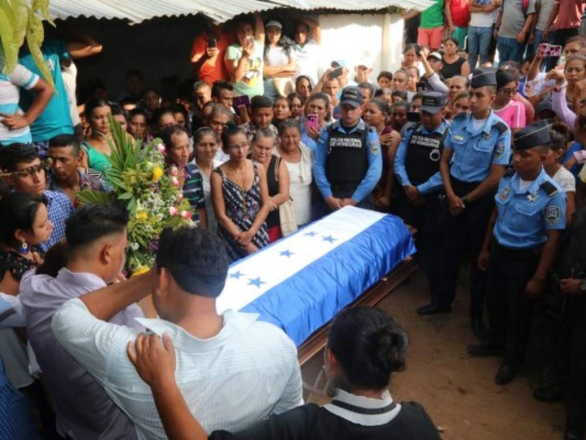 Choluteca: Con honores sepultan a policía fallecida en accidente