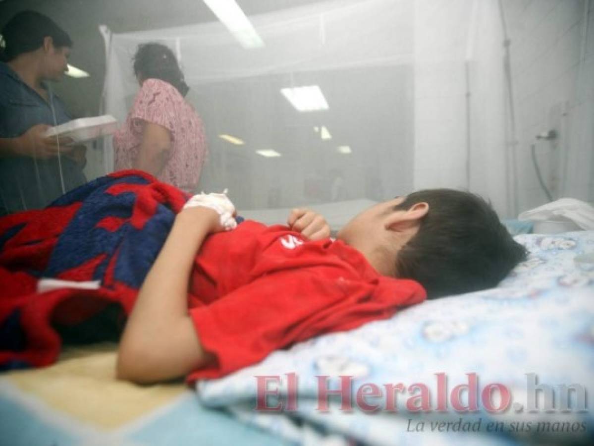 Salas de atención de pacientes con dengue siguen abarrotadas