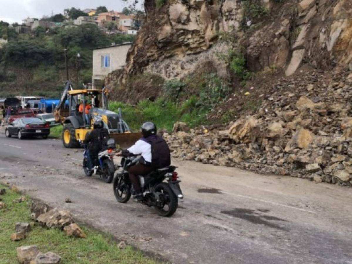 Tránsito lento en la zona del anillo periférico tras derrumbe provocado por las lluvias  