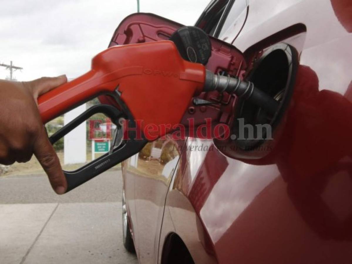 El galón de las gasolinas acumula rebajas entre 17.72 y 17.34 lempiras