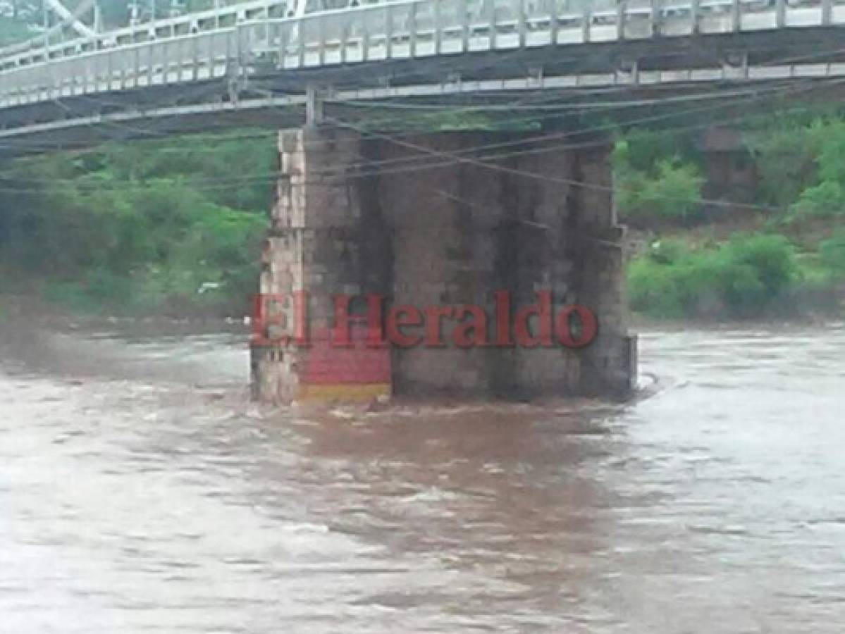 El río Samplie en Choluteca sigue creciendo.