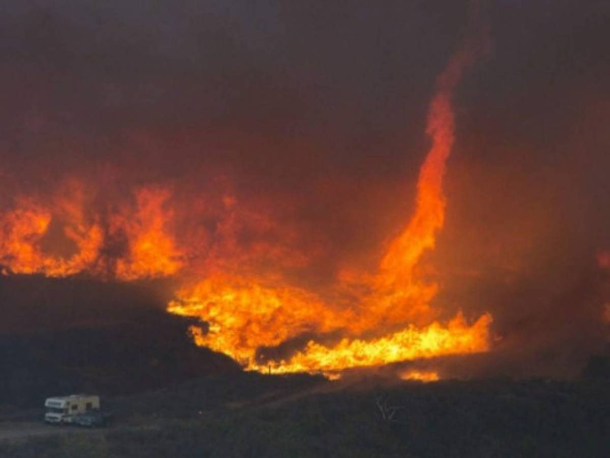 Mortífero incendio forestal provoca tornado de fuego en California